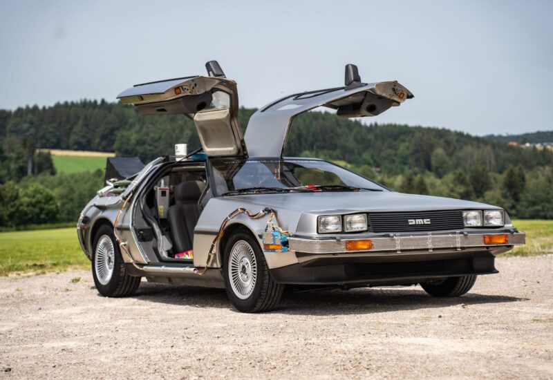 DeLorean DMC-12 Seitenansicht mit Flügeltüren